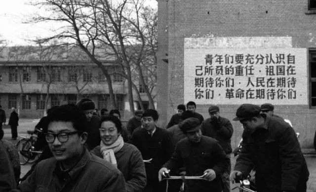 1977年，我国恢复高考。图为在北京高考考点外的标语。