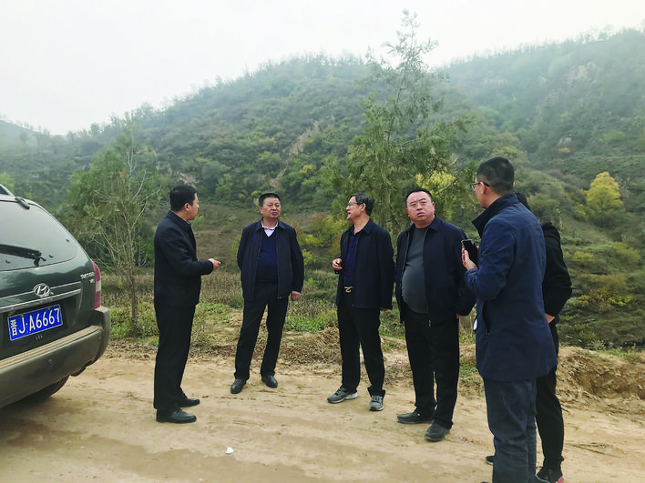 图为白晋华在石楼县检查林业生态扶贫工作.
