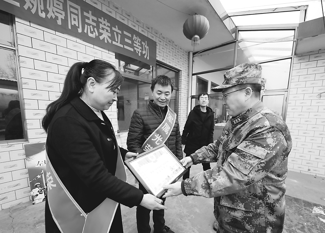 孝义市俩现役军人家属"双喜临门"