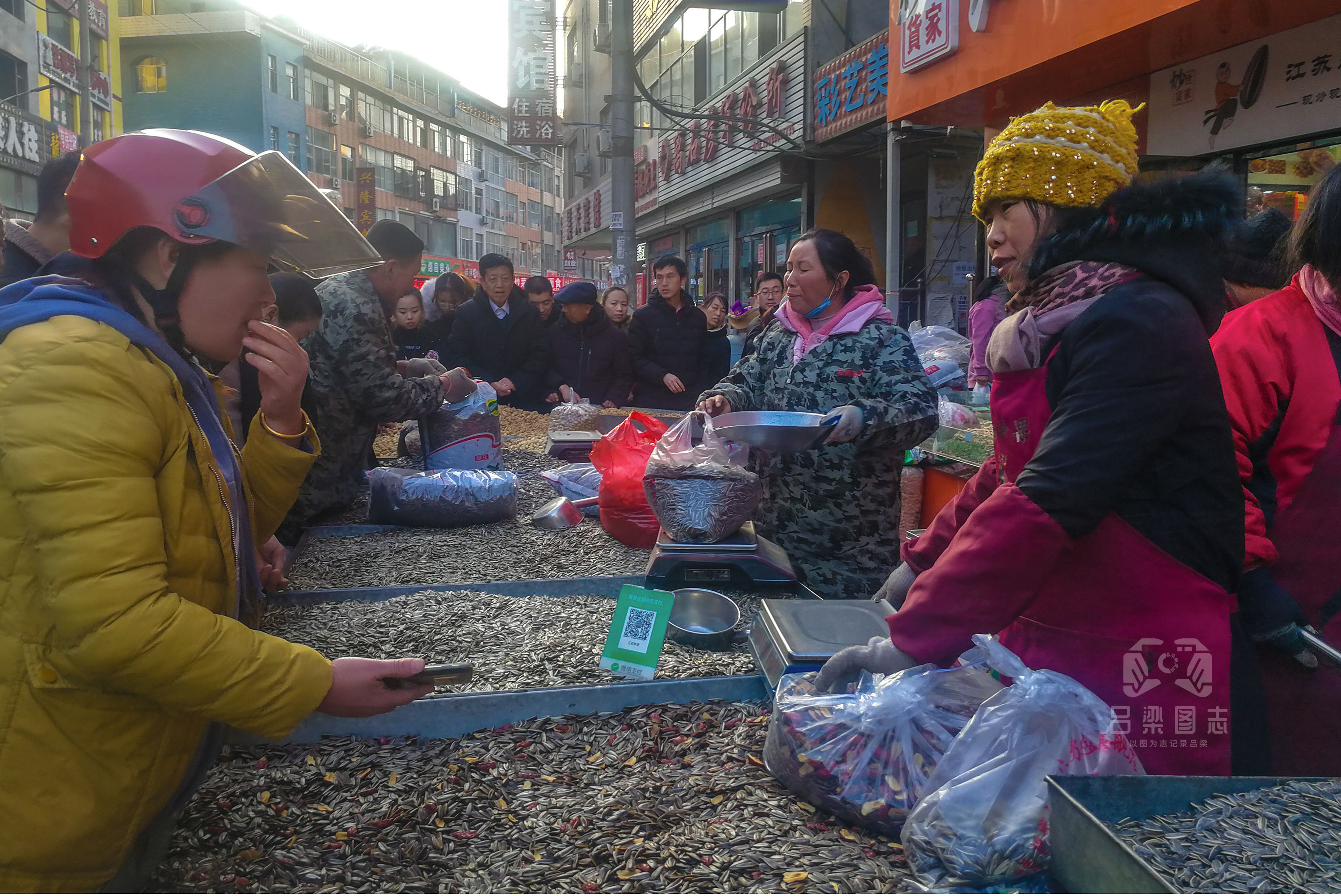 离石兴南市场的一个炒货店前挤满了采购干果炒货的人.