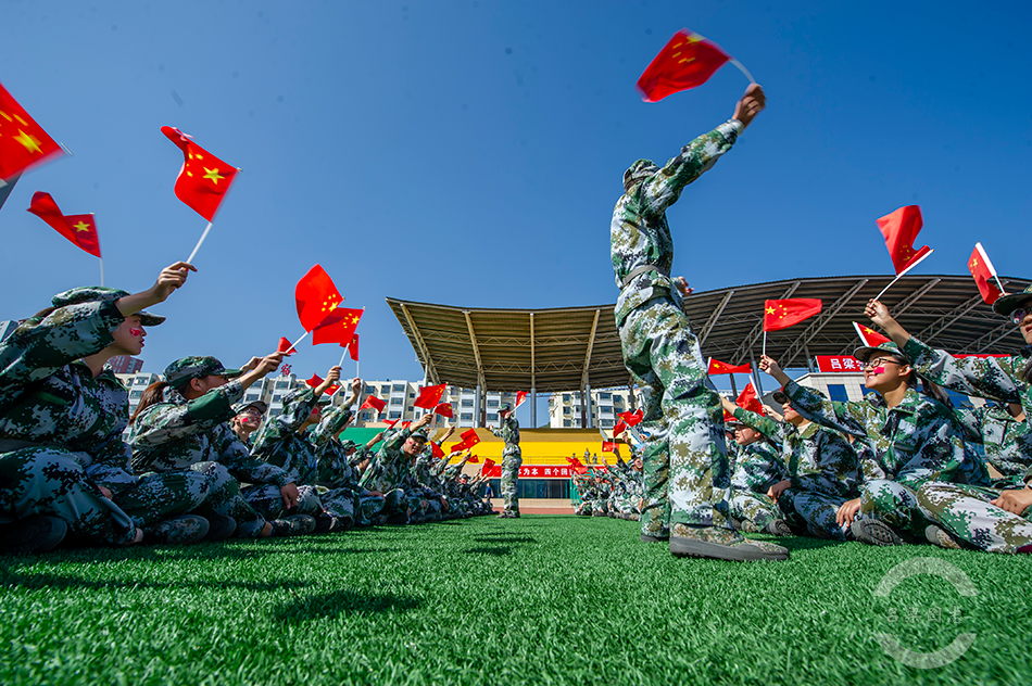 吕梁学院物理系军训新生,用一首首红歌,向祖国母亲生日献礼.