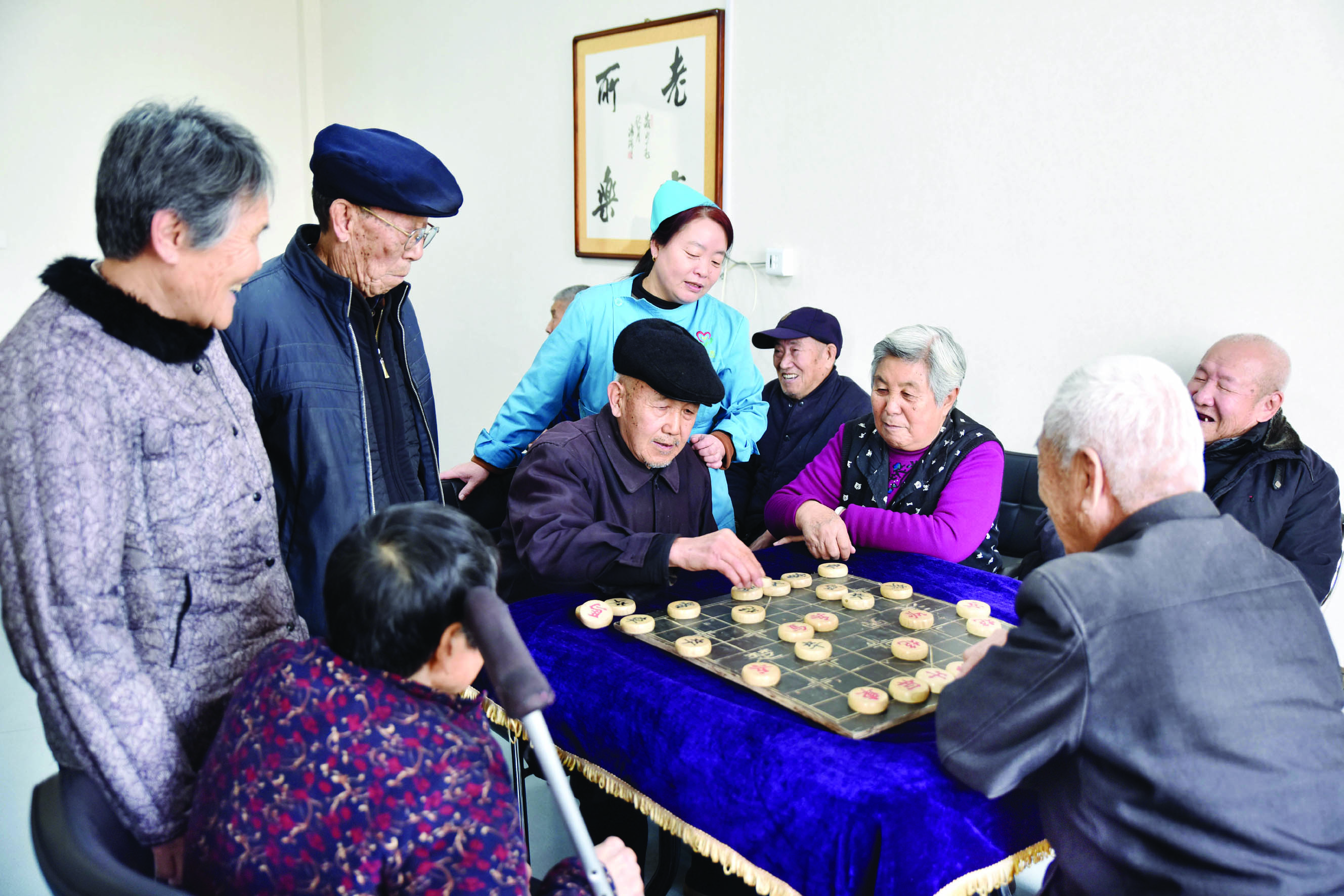 1月8日,文水县北张村颐心苑养老服务中心的棋牌室内,一群老年人