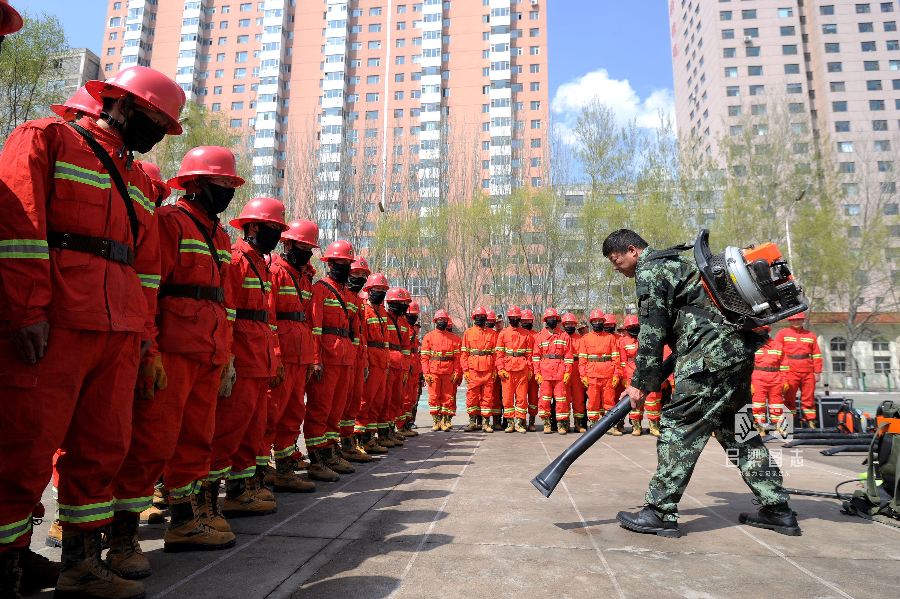 武警山西总队吕梁支队,官兵正在进行灭火战术训练.