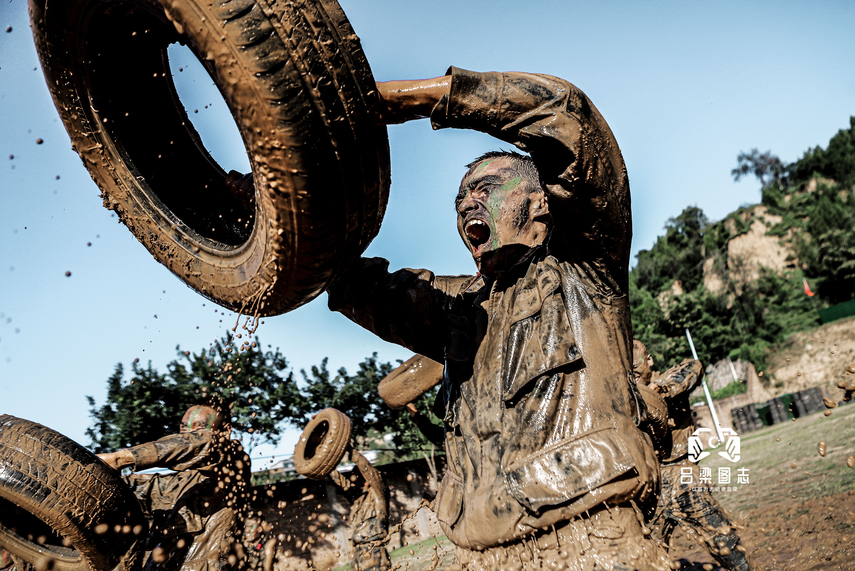 直击武警官兵泥潭摔擒训练