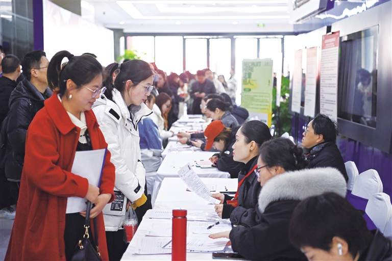 春风涌动活力送岗送培训暖心新华社记者