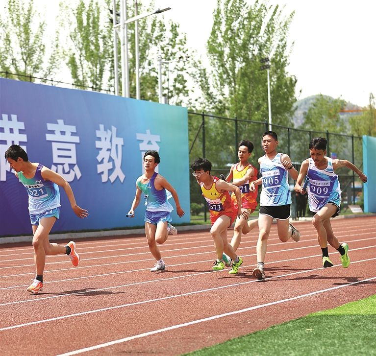 吕梁市2024年中小学生田径运动会在吕梁市第二中学体育场拉开序幕