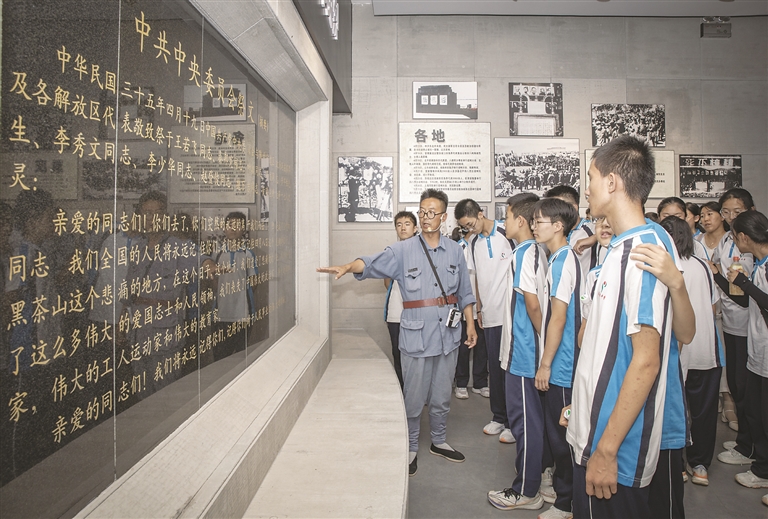 7月9日,吕梁英杰中学291班的全体学生及老师到兴县开展"追寻革命足迹