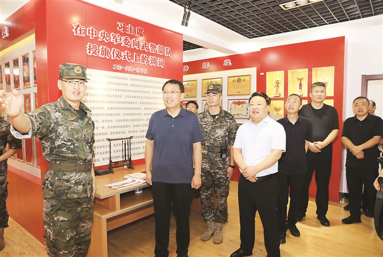 班子领导带着全县人民的深情厚谊,走访慰问驻临武警官兵和消防指战员