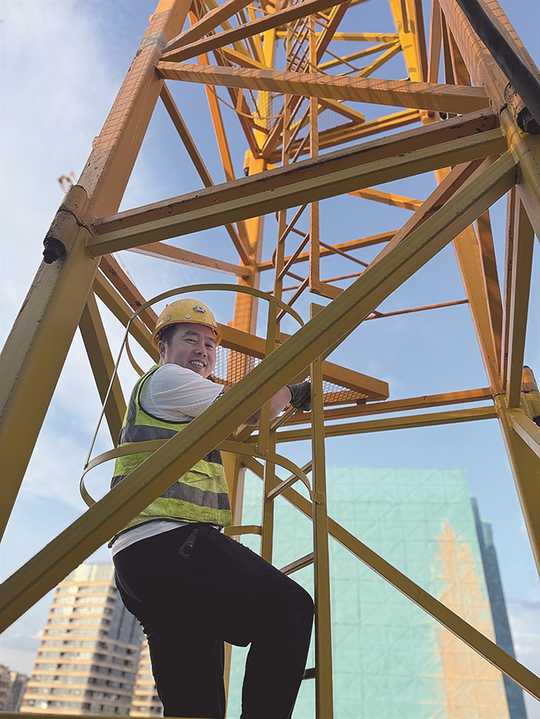 塔吊司机的高空"烤"验